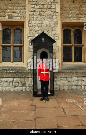 Wachablösung vor dem Tower von London, England Stockfoto