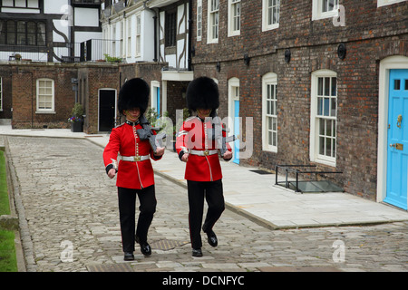 Zwei Wachen am Tower of London, England Stockfoto