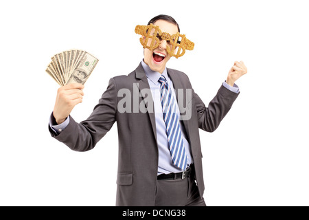 Lächelnder Mann in Anzug Dollarzeichen Brille trägt und hält US-Dollar Stockfoto