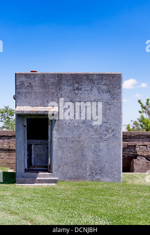 Boston, Massachusetts: Ein weißer Beton utility Gebäude steht steif und kalt vor blauem Himmel am Fort Warren (Georges Insel). Stockfoto