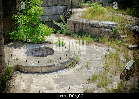 Boston, Massachusetts - 5. Juli 2013: Ein 12-Zoll aufgegeben Geschützstellungen an Batterie Stevenson mit Wasser und Algen gefüllt. Stockfoto