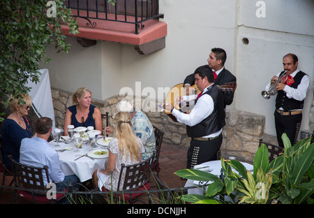 San Antonio, Texas - eine Mariachi-Band spielt für Gäste in einem Restaurant am San Antonio Riverwalk. Stockfoto