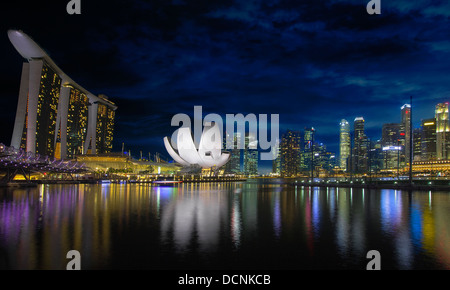 Central Business District CDB Singapur Skyline zur blauen Stunde am Abend von der Marina Esplanade Waterfront Stockfoto