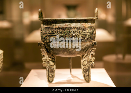 Bronze rituelle Nahrungsmittelbehälter, Ding, Shang-Dynastie, 14.-15. Jh. v. Chr. mit flachen Beinen und überbackene Profil. Stockfoto