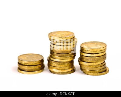 Drei Stapel von Münzen auf weiß Stockfoto