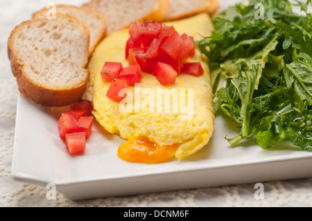 Käse-Ometette mit Tomaten und Salat Stockfoto