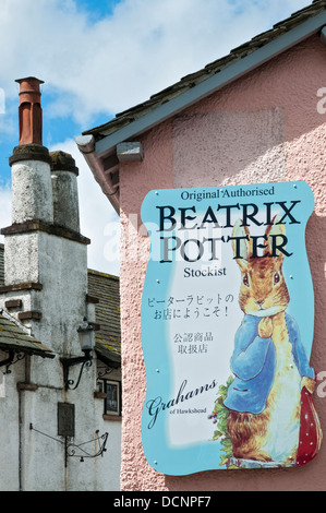 Großbritannien, England, Cumbria, Lake District, Hawkshead, Peter Rabbit auf Beatrix Potter shop Zeichen Stockfoto