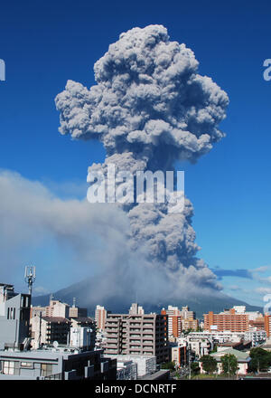 18. August 2013 - Kagoshima, Japan - Redaktion nur verwenden; In diesem Handout Bild freigegeben von der Japan Meteorological Agency Sakurajima Vocano speien Asche als es ausbrechen im Süden Japans am 18. August 2013 in Kagoshima, Japan. Die Asche von Sakurajima wehte bis zu 5km (3 Meilen) hoch in die Luft, wie der Ausbruch schwerer als üblich war. (Kredit-Bild: © Japan Meteorologische Agentur/Jana Press/ZUMAPRESS.com) Stockfoto