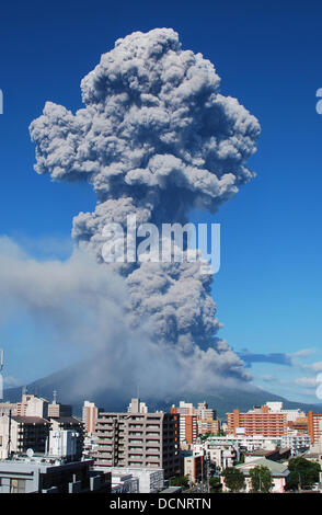 18. August 2013 - Kagoshima, Japan - Redaktion nur verwenden; In diesem Handout Bild freigegeben von der Japan Meteorological Agency Sakurajima Vocano speien Asche als es ausbrechen im Süden Japans am 18. August 2013 in Kagoshima, Japan. Die Asche von Sakurajima wehte bis zu 5km (3 Meilen) hoch in die Luft, wie der Ausbruch schwerer als üblich war. (Kredit-Bild: © Japan Meteorologische Agentur/Jana Press/ZUMAPRESS.com) Stockfoto