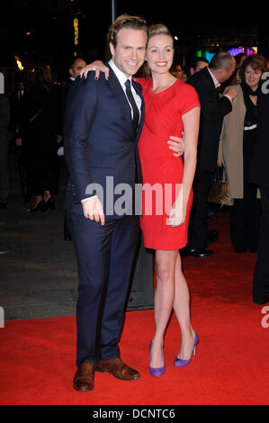 Rafe Spall und Elize du Toit Premiere von Anonymous am BFI London Film Festival im Empire, Leicester Square - Ankünfte. London, England - 25.10.11 Stockfoto