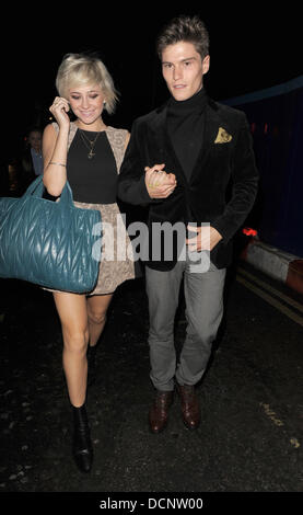 Pixie Lott und ihr Freund Oliver Cheshire verlassen Senkai Restaurant. London, England - 26.10.11 Stockfoto