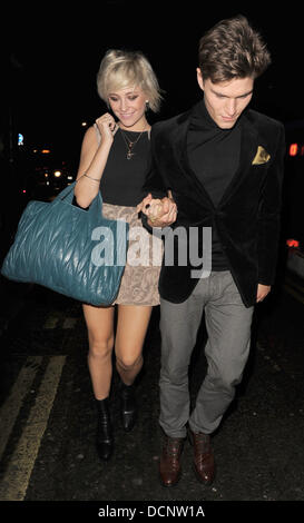 Pixie Lott und ihr Freund Oliver Cheshire verlassen Senkai Restaurant. London, England - 26.10.11 Stockfoto