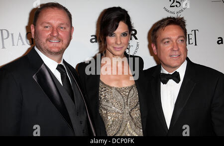 Kevin Robert Frost, Sandra Bullock und Kevin Huvane 2011 AmfAR Inspiration Gala anlässlich des Chateau Marmont Los Angeles, Kalifornien - 27.10.11 Stockfoto