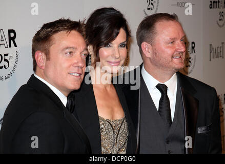 Kevin Huvane, Sandra Bullock und Kevin Robert Frost die 2011 AmfAR Inspiration Gala anlässlich des Chateau Marmont Los Angeles, Kalifornien - 27.10.11 Stockfoto