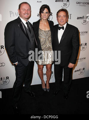 Kevin Robert Frost, Sandra Bullock und Kevin Huvane 2011 AmfAR Inspiration Gala anlässlich des Chateau Marmont Los Angeles, Kalifornien - 27.10.11 Stockfoto