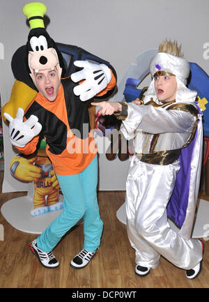 John Grimes und Edward Grimes aka Jedward Jedward Verkleide dich als Goofy und Aladdin in Hamleys für den Start des Disney-Universums Videospiel London, England - 28.10.11 Stockfoto