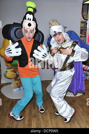 John Grimes und Edward Grimes aka Jedward Jedward Verkleide dich als Goofy und Aladdin in Hamleys für den Start des Disney-Universums Videospiel London, England - 28.10.11 Stockfoto