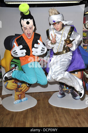 John Grimes und Edward Grimes aka Jedward Jedward Verkleide dich als Goofy und Aladdin in Hamleys für den Start des Disney-Universums Videospiel London, England - 28.10.11 Stockfoto
