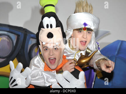 John Grimes und Edward Grimes aka Jedward Jedward Verkleide dich als Goofy und Aladdin in Hamleys für den Start des Disney-Universums Videospiel London, England - 28.10.11 Stockfoto