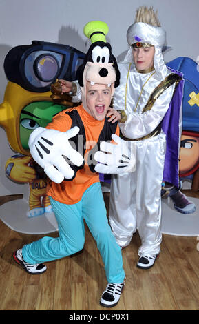 John Grimes und Edward Grimes aka Jedward Jedward Verkleide dich als Goofy und Aladdin in Hamleys für den Start des Disney-Universums Videospiel London, England - 28.10.11 Stockfoto