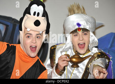 John Grimes und Edward Grimes aka Jedward Jedward Verkleide dich als Goofy und Aladdin in Hamleys für den Start des Disney-Universums Videospiel London, England - 28.10.11 Stockfoto