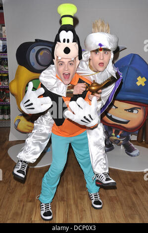 John Grimes und Edward Grimes aka Jedward Jedward Verkleide dich als Goofy und Aladdin in Hamleys für den Start des Disney-Universums Videospiel London, England - 28.10.11 Stockfoto
