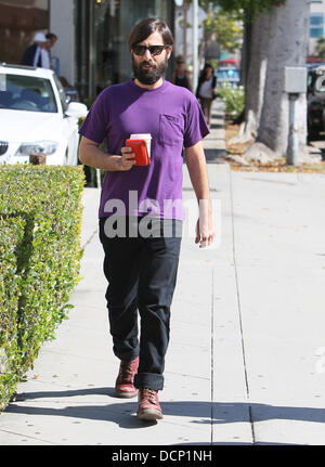 Jason Schwartzman verlässt Le Pain Quotidien nach dem Mittagessen mit seiner Frau Brady Cunningham und ihre Tochter Marlowe Los Angeles, Kalifornien - 28.10.11 Stockfoto