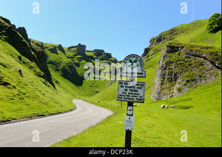 Die kurvenreiche Straße, die durch Winnats Pässe pass Castleton Derbyshire England uk Stockfoto