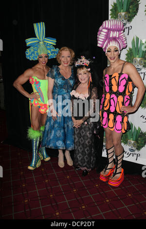 (L-R) Schauspieler Nick Adams, Schauspieler Tony Sheldon, Sängerin/Schauspielerin Bette Midler und Schauspieler Will Swenson Bette Midlers jährlichen "Hulaween"-Gala zugunsten der New York Restoration Project im Waldorf-Astoria Hotel - Ankunft New York City, USA - 28.10.11 statt Stockfoto