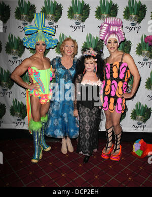 (L-R) Schauspieler Nick Adams, Schauspieler Tony Sheldon, Sängerin/Schauspielerin Bette Midler und Schauspieler Will Swenson Bette Midlers jährlichen "Hulaween"-Gala zugunsten der New York Restoration Project im Waldorf-Astoria Hotel - Ankunft New York City, USA - 28.10.11 statt Stockfoto