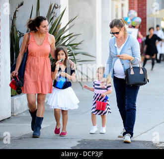 Jennifer Garner holt ihre Töchter von eine Verabredung Santa Monica, Kalifornien - 29.10.11 Stockfoto