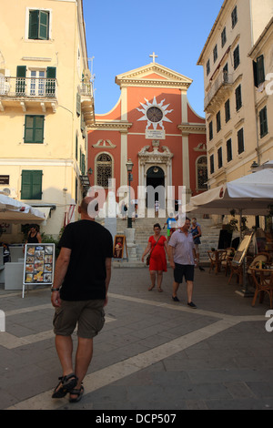 Das farbenfrohe Äußere des Metropolitan Kirche von Kerkyra, bekannt als Panagia (Jungfrau Maria) Spileotissa Stockfoto