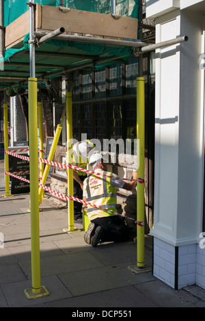 Shakespeares Geburtshaus Conservation Team arbeitet an der Garrick Inn, High Street, Stratford bei Avon, England Stockfoto