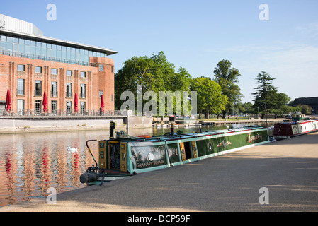 Kanalboot auf dem Fluss Avon gegenüber die RSC-Theater, Waterside, Stratford-upon-Avon, Warwickshire, England Stockfoto