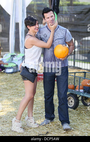 Lorenzo Lamas und seine Frau Shawna Craig an Herrn Knochen Pumpkin Patch in West Hollywood Los Angeles, Kalifornien - 30.10.11 Stockfoto