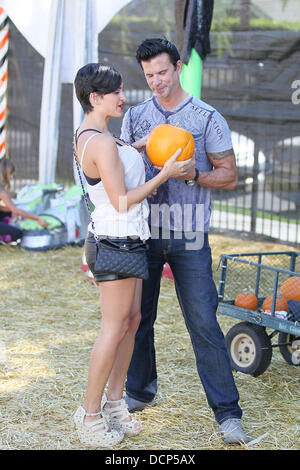 Lorenzo Lamas und seine Frau Shawna Craig an Herrn Knochen Pumpkin Patch in West Hollywood Los Angeles, Kalifornien - 30.10.11 Stockfoto