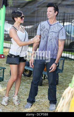 Lorenzo Lamas und seine Frau Shawna Craig an Herrn Knochen Pumpkin Patch in West Hollywood Los Angeles, Kalifornien - 30.10.11 Stockfoto