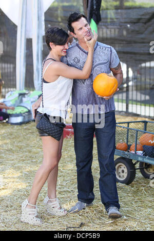 Lorenzo Lamas und seine Frau Shawna Craig an Herrn Knochen Pumpkin Patch in West Hollywood Los Angeles, Kalifornien - 30.10.11 Stockfoto