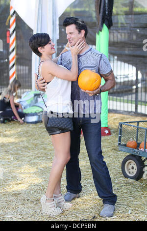 Lorenzo Lamas und seine Frau Shawna Craig an Herrn Knochen Pumpkin Patch in West Hollywood Los Angeles, Kalifornien - 30.10.11 Stockfoto