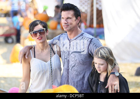 Lorenzo Lamas und Frau Shawna Craig an Herrn Knochen Pumpkin Patch in West Hollywood Los Angeles, Kalifornien - 30.10.11 Stockfoto