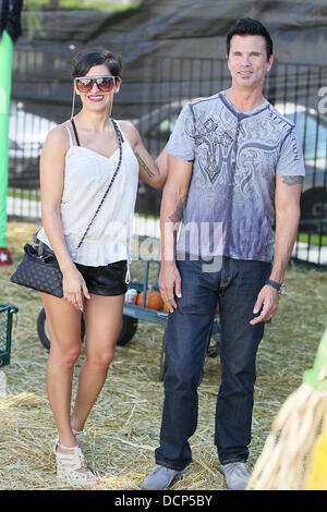 Lorenzo Lamas und seine Frau Shawna Craig an Herrn Knochen Pumpkin Patch in West Hollywood Los Angeles, Kalifornien - 30.10.11 Stockfoto