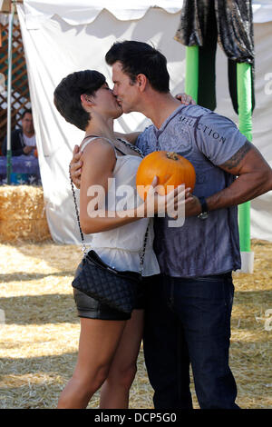 Lorenzo Lamas mit seiner Frau Shawna Craig an Herrn Knochen Pumpkin Patch in West Hollywood Los Angeles, Kalifornien - 30.10.11 Stockfoto