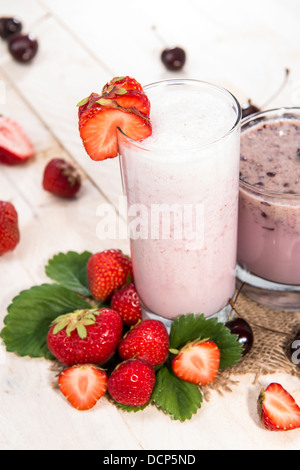 Frisch gemacht Erdbeere und Kirsche Milchshake mit Früchten Stockfoto