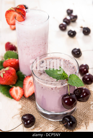 Frisch gemacht Erdbeere und Kirsche Milchshake mit Früchten Stockfoto