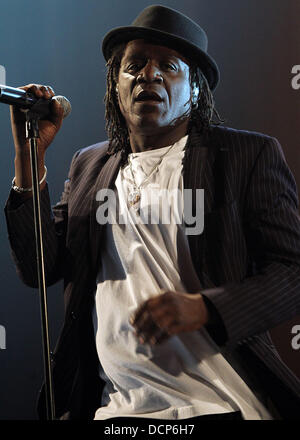 Neville Heftklammer von The Specials, die live auf der Bühne O2 Academy Brixton London, England - 31.10.11 Stockfoto