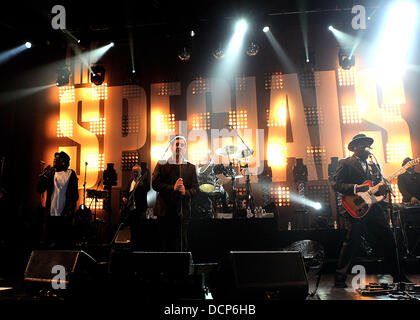 Von links live Lynval Golding The Specials durchführen, Neville Heftklammer und Terry Hall auf der Bühne an O2 Academy Brixton London, England - 31.10.11 Stockfoto