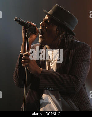 Neville Heftklammer von The Specials, die live auf der Bühne O2 Academy Brixton London, England - 31.10.11 Stockfoto