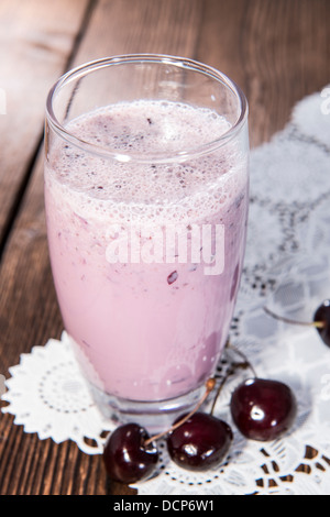 Frisch gemacht Kirsch Smoothie mit Früchten Stockfoto