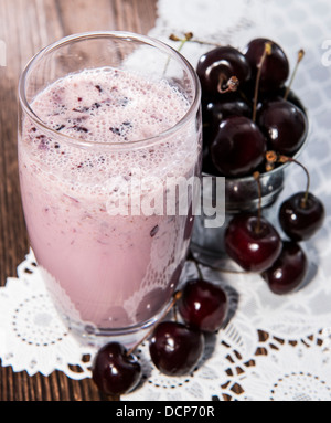 Frisch gemacht Kirsch Smoothie mit Früchten Stockfoto