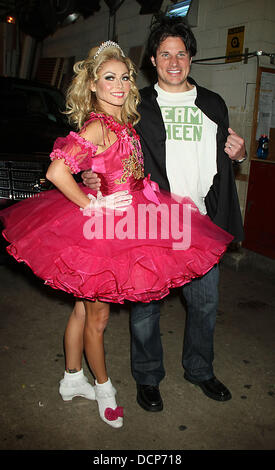 Kelly Ripa und Nick Lachey dress up für Halloween bei "Live with Regis and Kelly" Halloween special New York City, USA - 31.10.11 Stockfoto